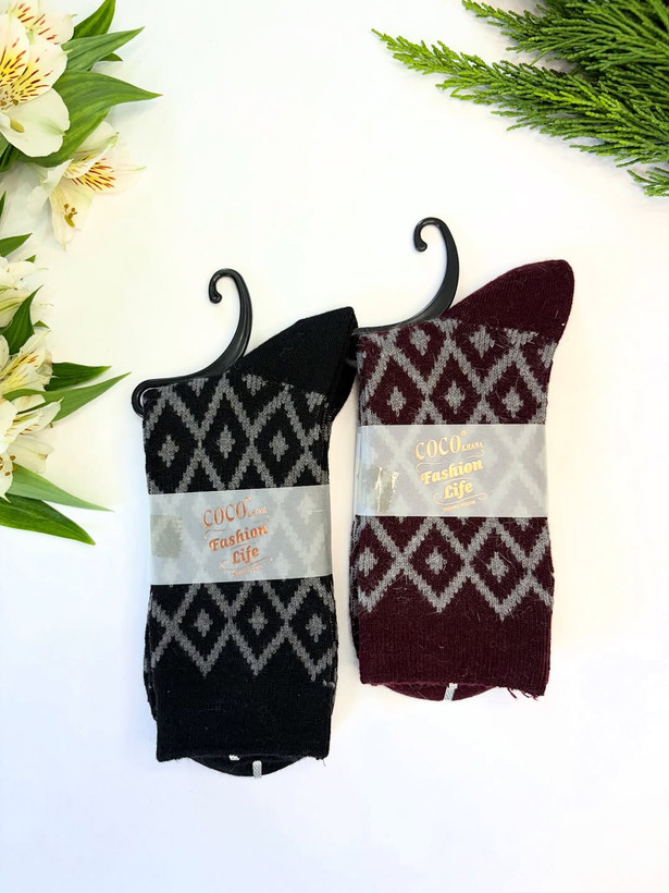 جوراب بافت طرح لوزی در دو رنگ مشکی و زرشکی – مدل زمستانی گرم