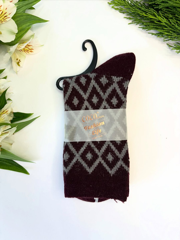 جوراب بافت زمستانی طرح لوزی رنگ زرشکی تیره – مدل گرم و نرم