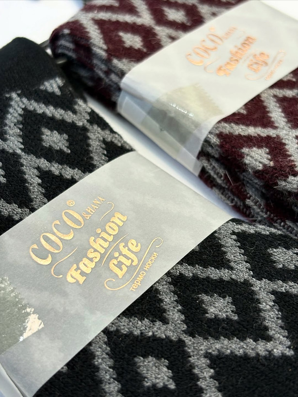 نمای نزدیک جوراب بافت طرح لوزی با الیاف نرم و بافت گرم