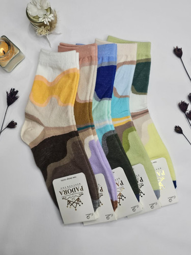 مجموعه جورابهای موجی آبستره در چند رنگ خاص