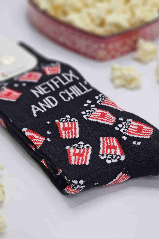 نمای نزدیک جوراب مشکی فانتزی طرح پاپکورن