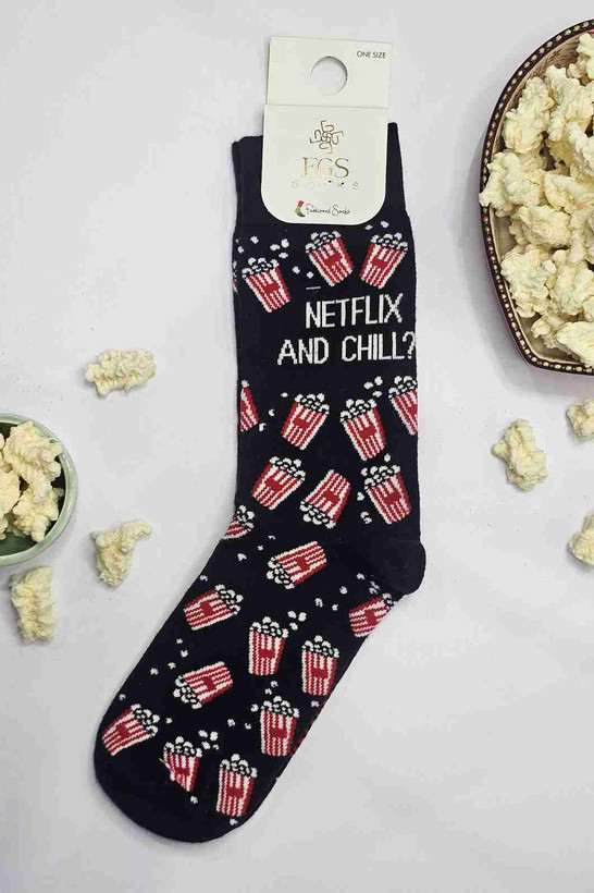 جوراب مشکی طرح پاپکورن با نوشته Netflix & Chill – عکس از زاویه بغل