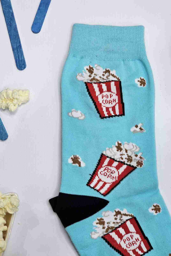 جزئیات بافت و طرح پاپکورن روی جوراب آبی