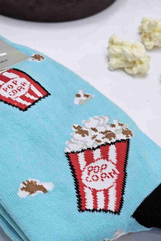 نمای نزدیک طرح پاپکورن روی جوراب آبی