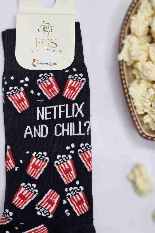 طرح پاپکورن روی جوراب مشکی فانتزی – نمای جزئیات