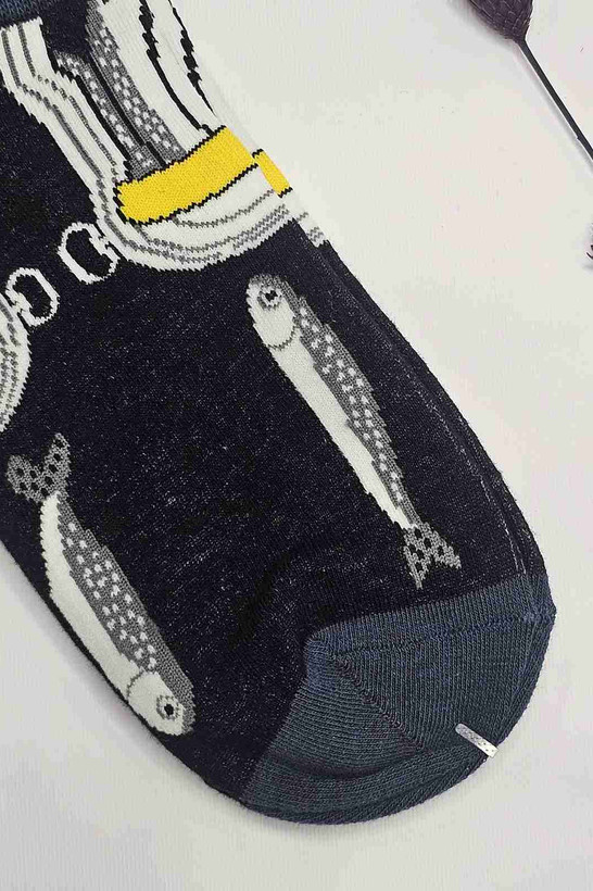 جوراب فانتزی طرح ماهی و کنسرو – نمای نزدیک انگشت و نقوش سفید و زرد