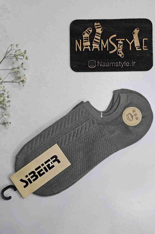 نمای نزدیک بافت جوراب زیر قوزکی طوسی