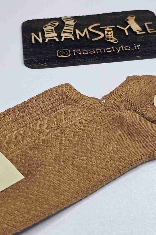 نمای نزدیک بافت جوراب زیر قوزکی قهوهای