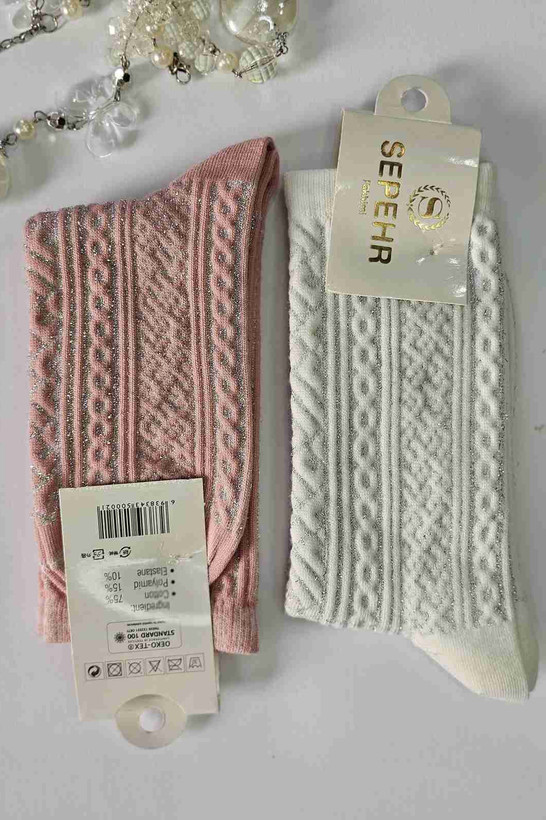 دو جوراب لمهای سفید و صورتی کنار هم، نمایش پشت کارت مشخصات و ترکیببندی رنگها و بافت برجسته