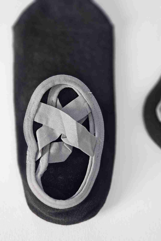 جوراب پیلاتس فیکس روی پا با بند ضربدری