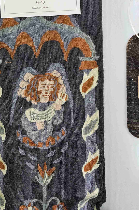 نمای بافت نرم و لطیف جوراب ساقدار طرح گلدار