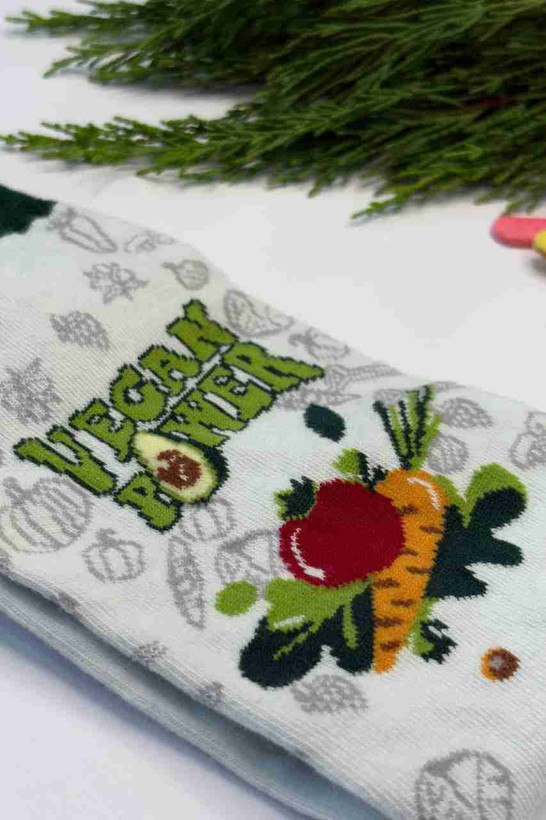 نمای نزدیک بافت جوراب طرح گوجه و سبزیجات