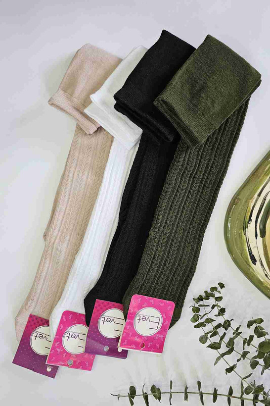 نمای نزدیک بافت گندمی جوراب بالای زانو زنانه