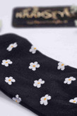جوراب مچی طرح بابونه مشکی - نمای کامل محصول با گلهای سفید و زرد