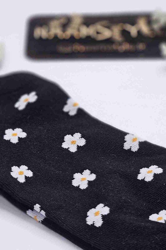 جوراب مچی طرح بابونه مشکی - نمای کامل محصول با گلهای سفید و زرد