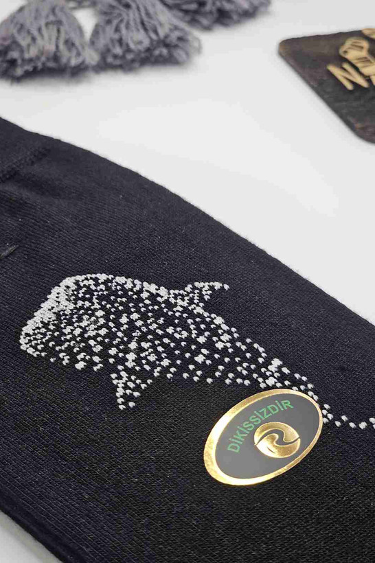 جوراب طرح وال - نمای نزدیک طرح نهنگ نقطهای سفید