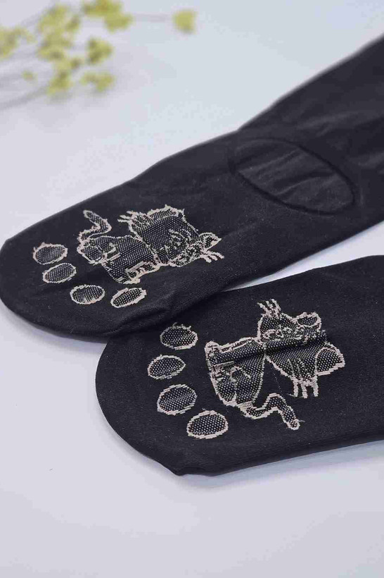 طرح گربه نقرهای براق روی کف پا - ضد لیز و بامزه
