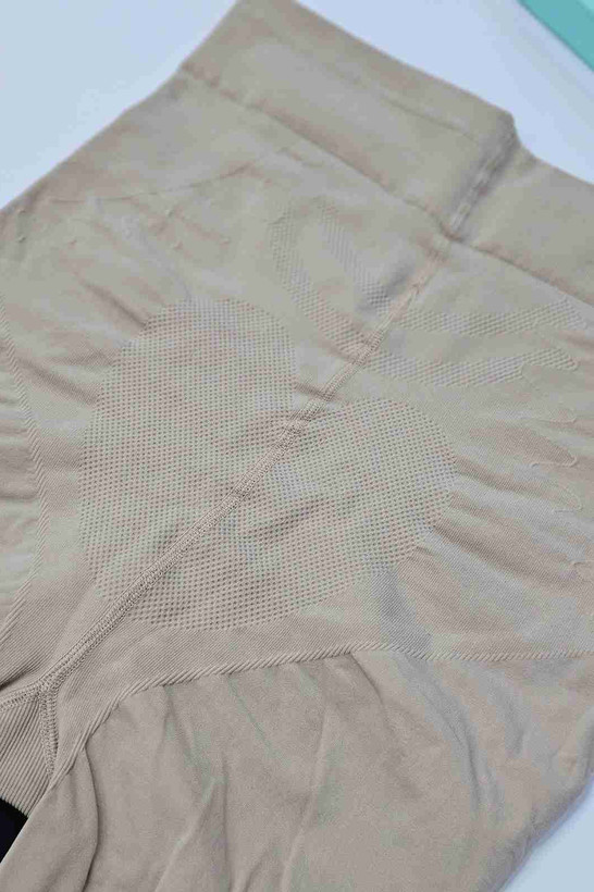 نمای نزدیک قسمت گندار فرمدهنده شکم و باسن