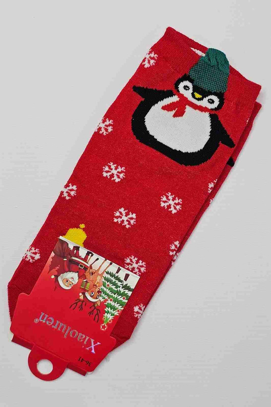 جوراب ساقدار پنگوئن با کلاه سبز و زمینه برفی